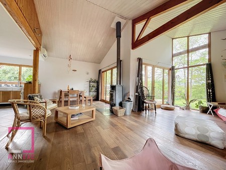 cette maison esprit bioclimatique au style chalet en bois est une véritable perle nichée d