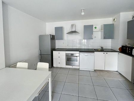 location appartement  62.65 m² t-3 à lyon 8  1 043 €