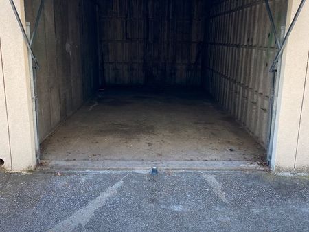 loue garage box 15m2 sécurisé