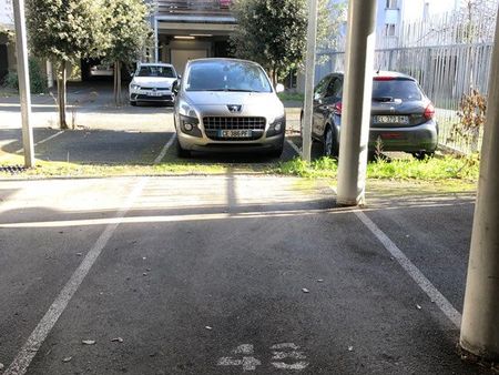 parking couvert sécurisé