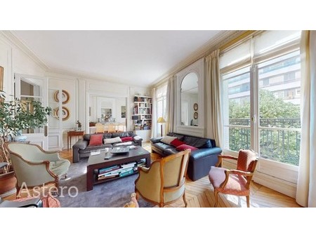 astero vous propose à la vente  cet appartement d'une surface de 217m2 au sein d'un très b