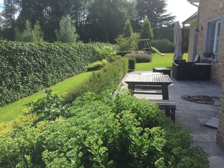 villa récente sur très beau jardin plat
