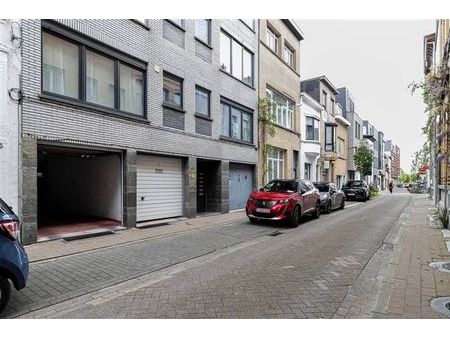 overdekte autostaanplaats in oud-berchem