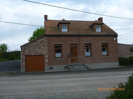 maison 4 façades en bon état avec passage latéral et garages