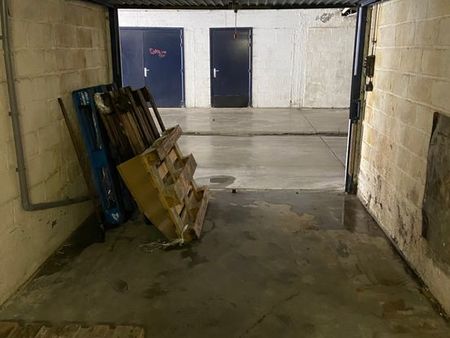 garage fermé dans un emplacement couvert