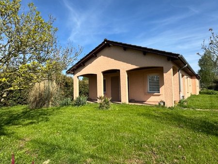 pavillon de plain pied avec piscine a deux pas du lac