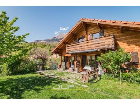 chalet madrier implanté sur 1 440 m2 de terrain