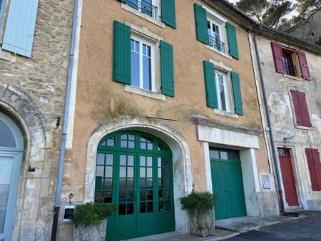 maison 18ème à vendre à ménerbes avec un beau jardin  un garage et une vue panoramique