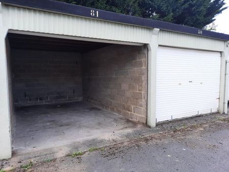 de 1 à plusieurs box de garage fermé. proche de l'aéroport