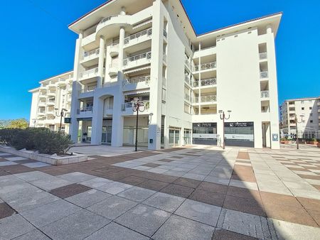 antibes les pins - local commercial d'angle