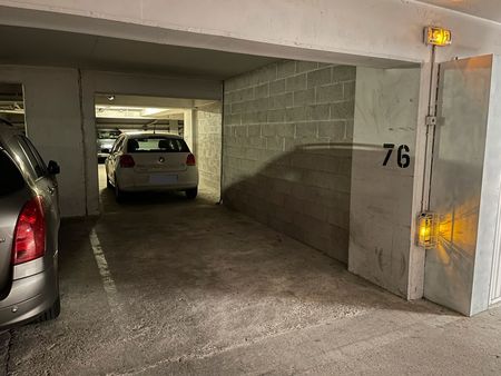 place de parking avec accès sécurisé