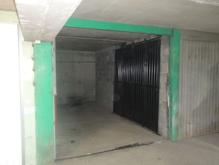 garage fermé dans sous sol sécurisé proche rue mozart