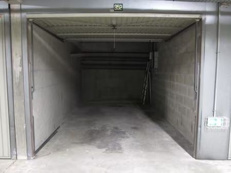 vends garage / box ferme dans residence securisee