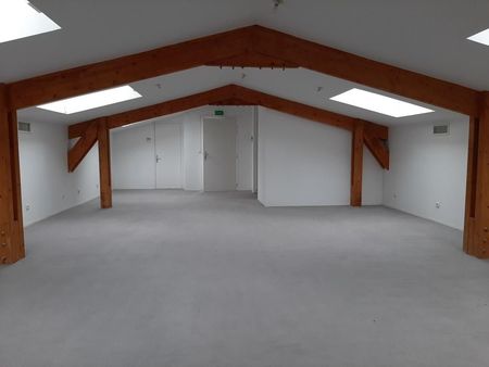 bureau 76 m²