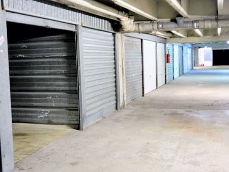 garage en box fermé dans un sous-sol privatif avec bip d'accès à 50m du centre commercial 