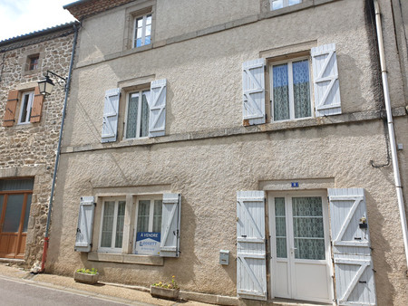 4 chambres grande propriété de village avec jardin et garage dans le village populaire de 