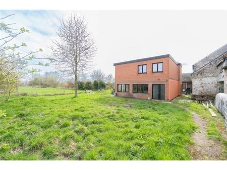 maison avec jardin  en retrait de la route