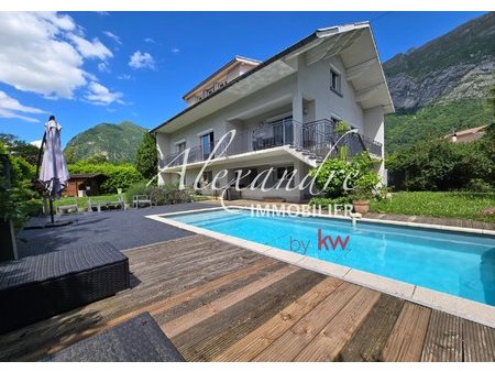 a vendre : maison 7 pièces (180 m²) avec jardin + piscine