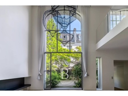 neuilly - saint james - maison contemporaine avec jardin - volumes exceptionnels dans un e