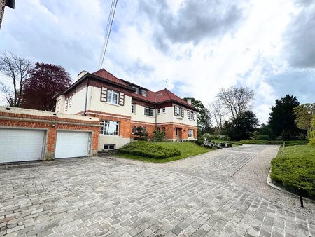 maison individuelle de caractère sur environ 1 hectare