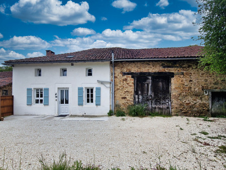 maison avec 2 chambres  grange et jardin  2km du village de st christophe