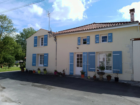 17800 brives sur charente-maison de type f7 rénovée