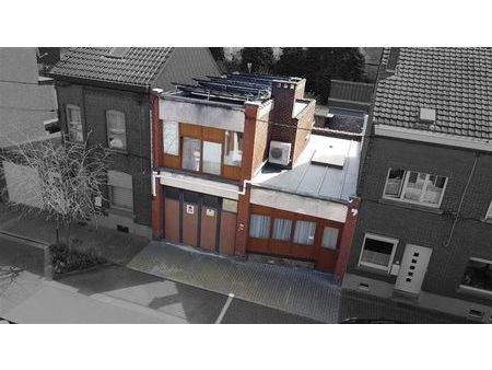 maison avec garage  jardin et panneaux solaires !