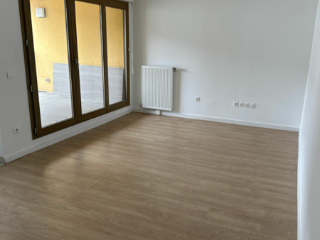 location appartement  67.24 m² t-3 à saint-denis  1 200 €