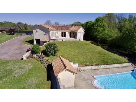 maison spacieuse avec piscine sur 2 3 ha de terrain. au calme. vue panoramique