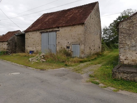 une opportunité d'acquérir une grange avec un terrain attenant au milieu d'un petit hameau