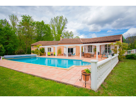 superbe villa indépendante de 3/4 chambres avec piscine et grand jardin à la périphérie de