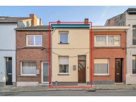 goed gelegen woning met 3 slaapkamers en een koer te cent...