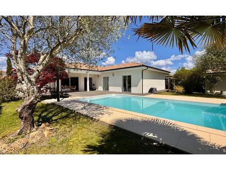 superbe villa de plain-pied avec piscine et garage