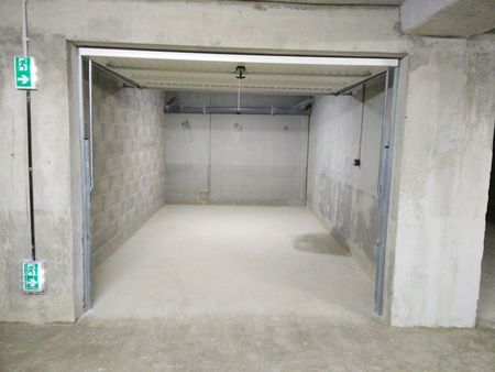 grand garage/box avec électricité en sous-sol sécurisé