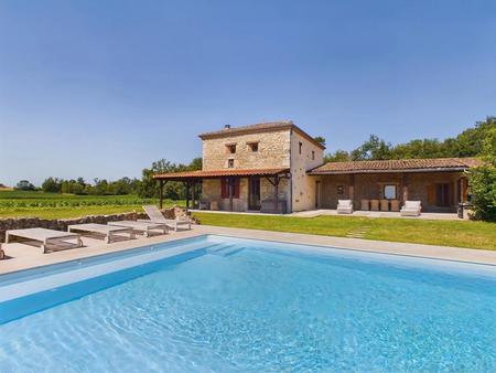 belle maison en pierre rénovée avec piscine  bénéficiant d'une vue panoramique à eymet