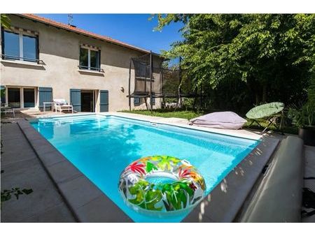 maison avec piscine proche écoles internationales et transports en commun/ house with pool