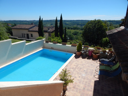 excellente maison de ville en pierre avec 4 chambres  piscine  jardinet et belle vue.