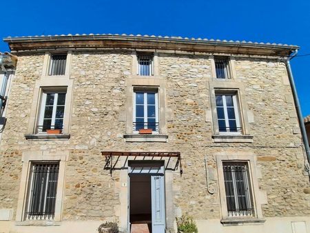 cœur de village  très belle maison en pierre au calme avec terrasse et garage idéale famil