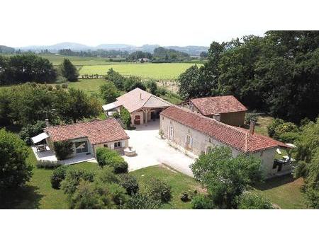 propriété en pierre avec maison  gîtes et piscine