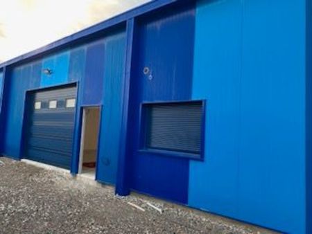 entrepôt 200m²   sanitaires   bureau  extérieur 300 m² goudronné