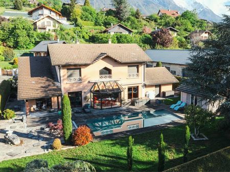 grande maison familiale avec piscine  vue montagne