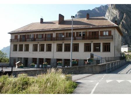 location f4 groupe scolaire