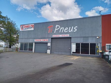 local commercial 600 m² fougeres