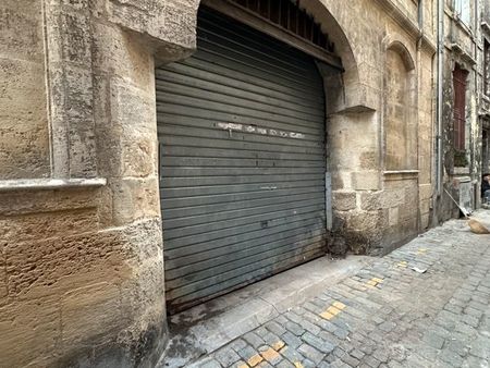 bordeaux saint michel - emplacement de parking dans local fermé dans immeuble pierre