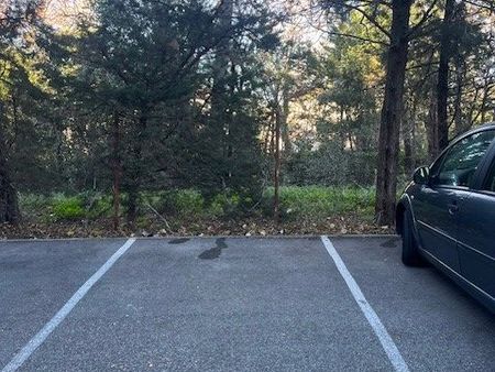 place de parking allee des pins / pins ouest