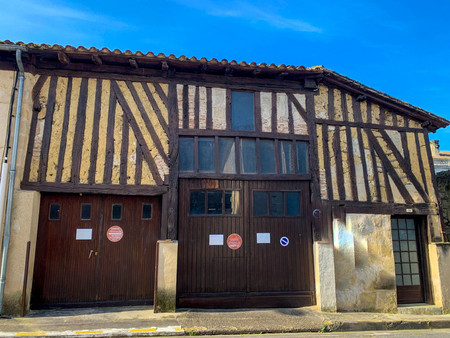 un bâtiment de caractère dans le centre ville. opportunité commerciale ou utilisation comm