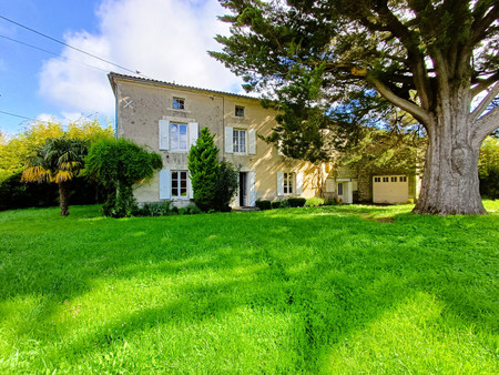 maison charentaise élégante et authentique avec parc  dépendances ² le tout clos de mur.