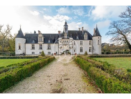 chateau et nombreuses dependances dans un parc de 24 hectares