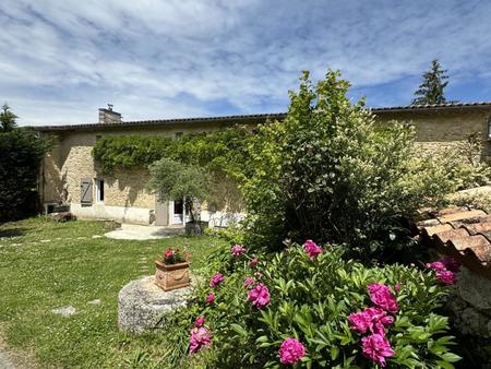 maison en pierre au cœur de la campagne