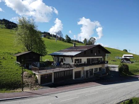 ensemble immobilier - immeuble de village  ski aux pieds à crest voland (73590)
